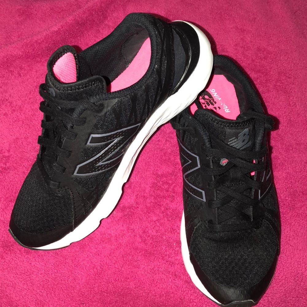 New balance black 690 v4 women’s size 7B sneakers